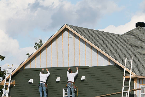 Professional Siding Installation technician working in Dover, FL